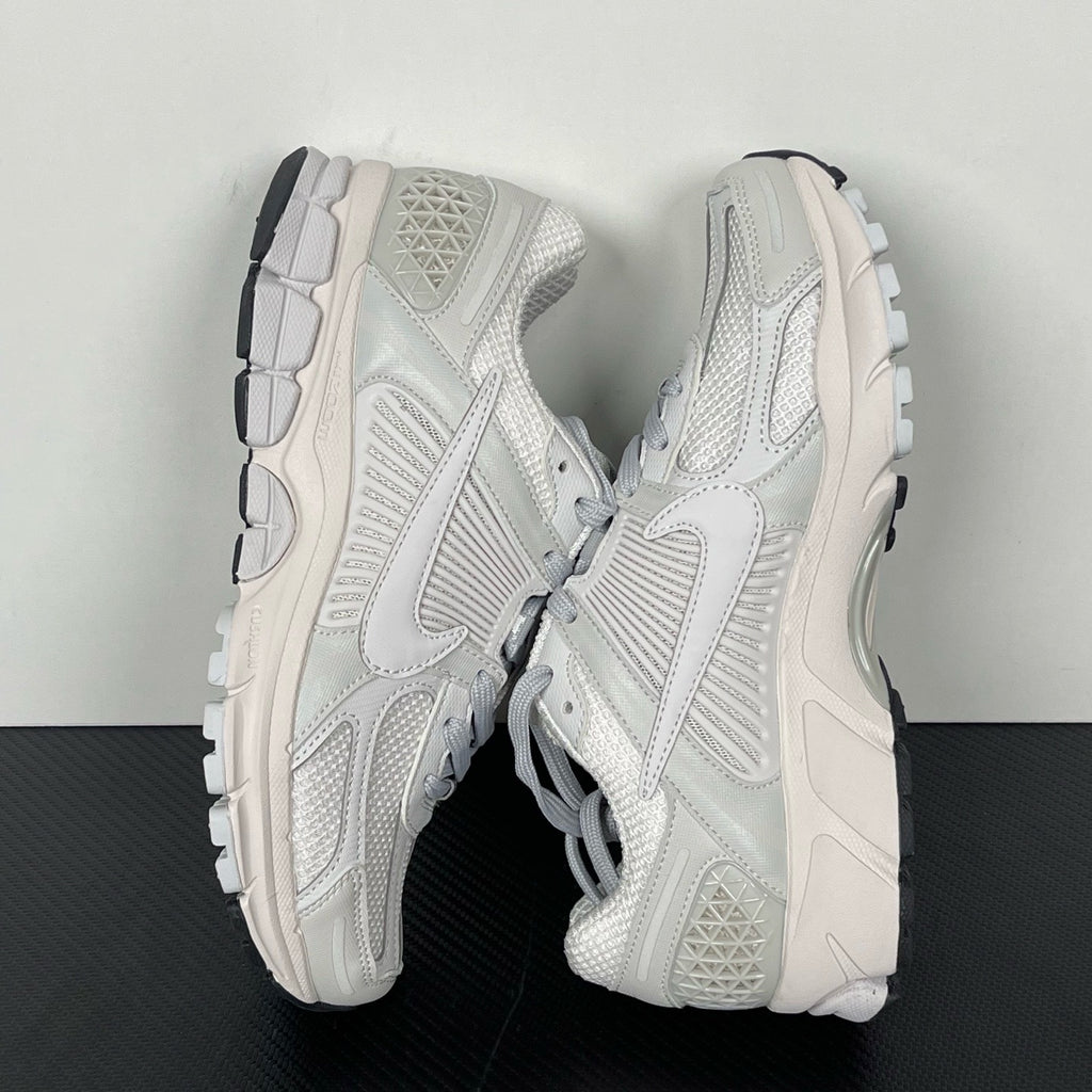 NIKE AIR ZOOM VOMERO 5 SP Vast Grey / Black-Sail