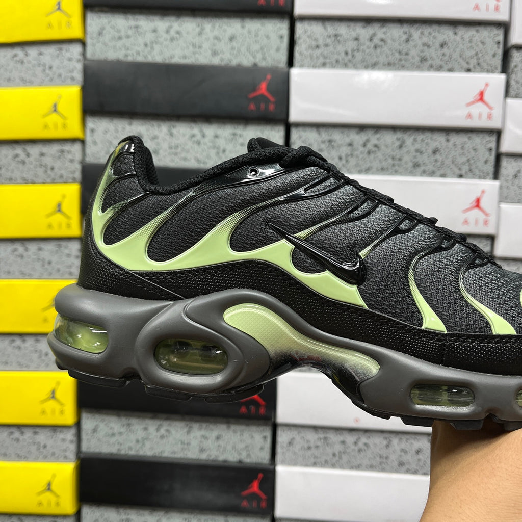 NIKE AIR MAX PLUS Iron Grey Light Liquid Lime Black