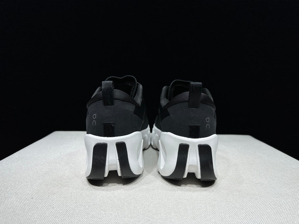 ON - KITH K TECH 1 BLACK WHITE