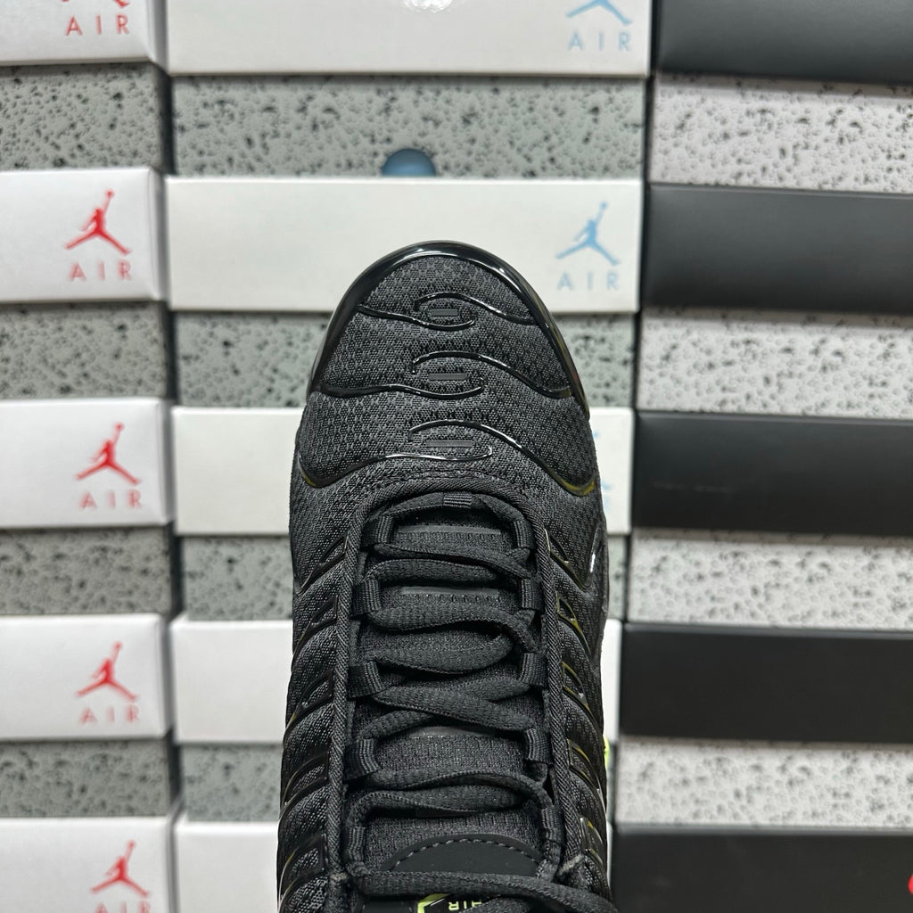 NIKE AIR MAX PLUS Black Volt Ice
