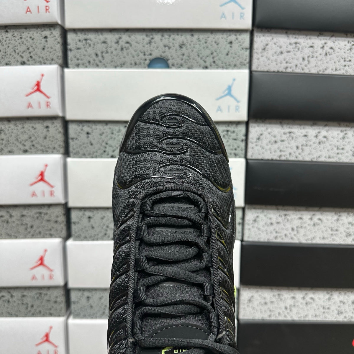 NIKE AIR MAX PLUS Black Volt Ice