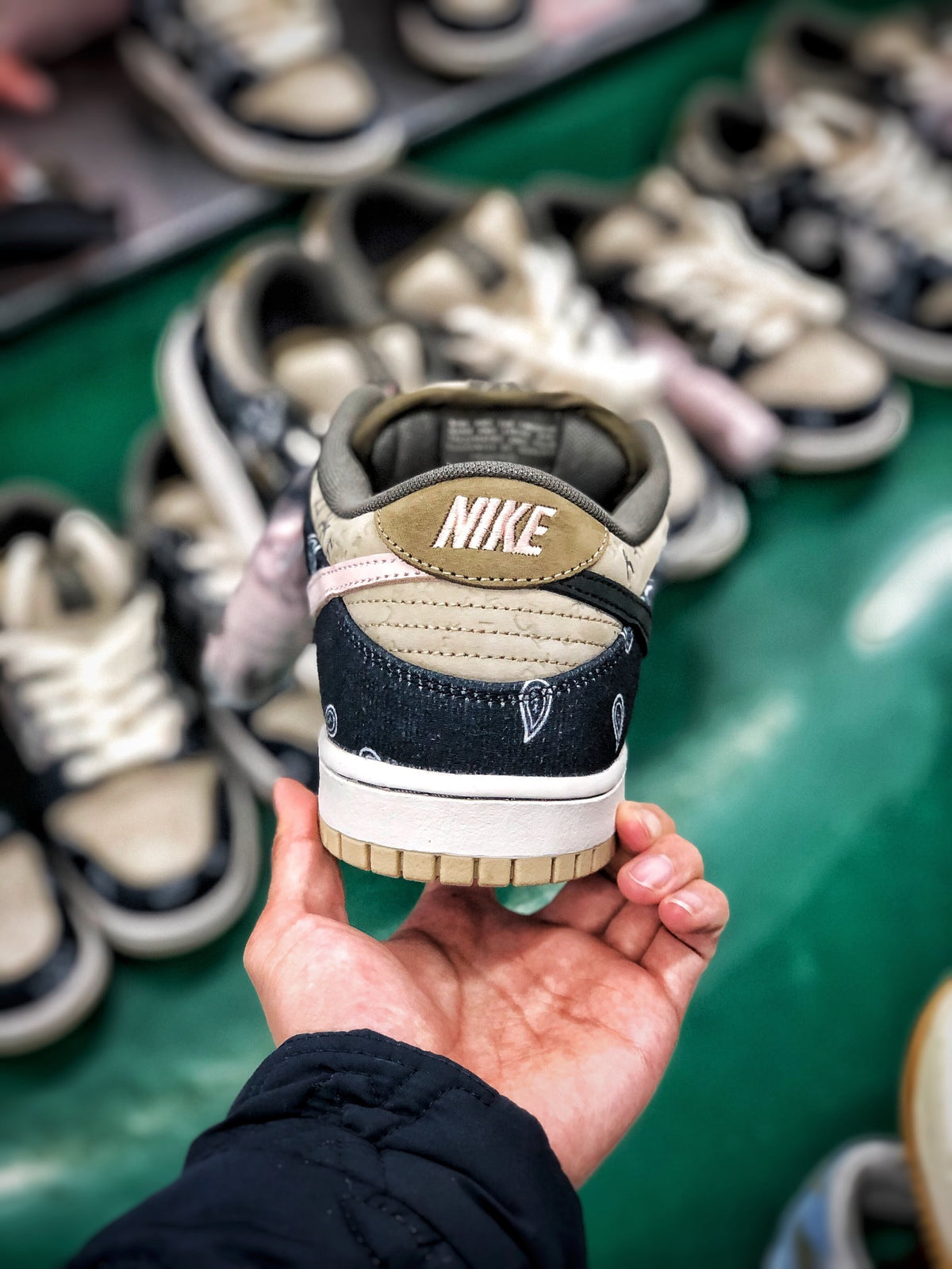 Nike SB Dunk  Low Travis Scott ("Cactus Jack")