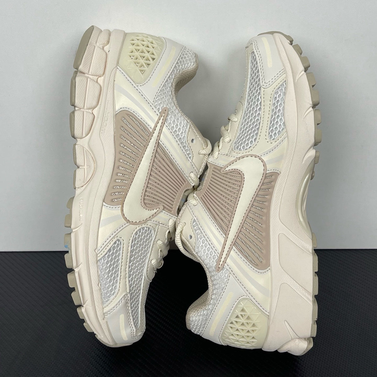 NIKE AIR ZOOM VOMERO 5  Sail / Light Orewood Brown