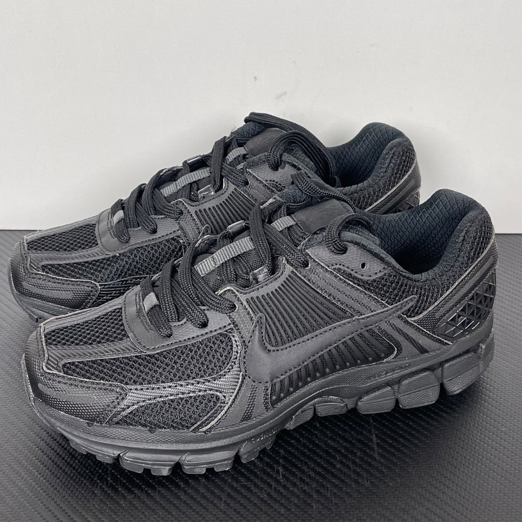 NIKE AIR ZOOM VOMERO 5 "Triple Black"