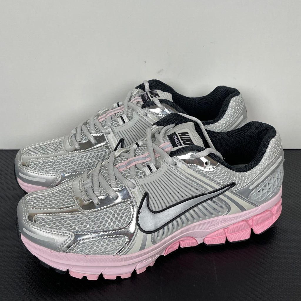 NIKE AIR ZOOM VOMERO 5 "Photon Dust / Metallic Silver / Pink Foam"
