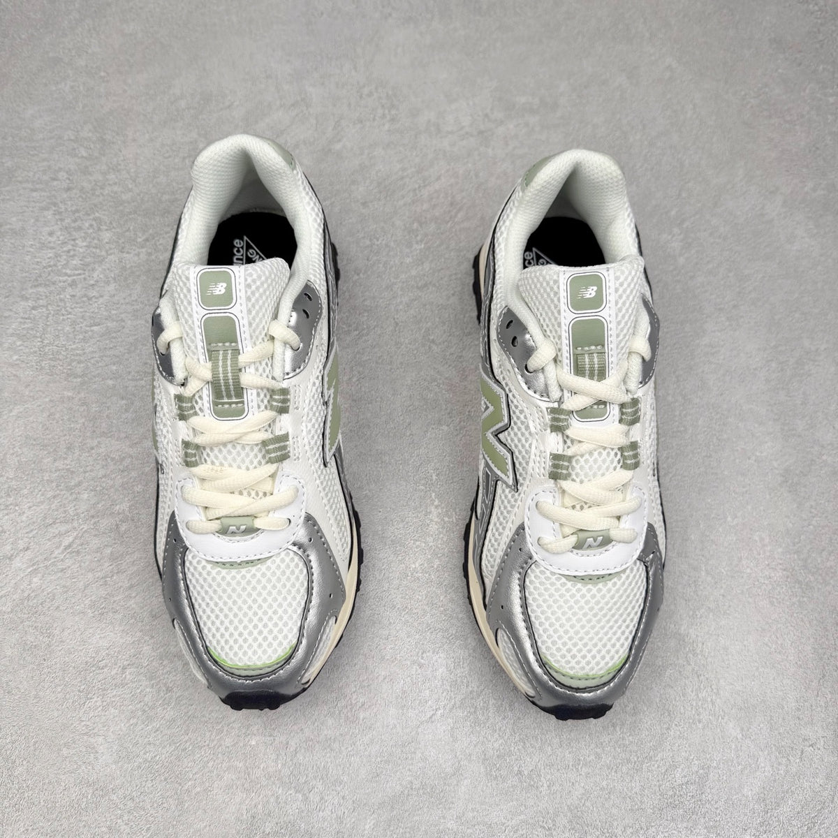 New Balance 204L "Silver Metallic / Sage Green"