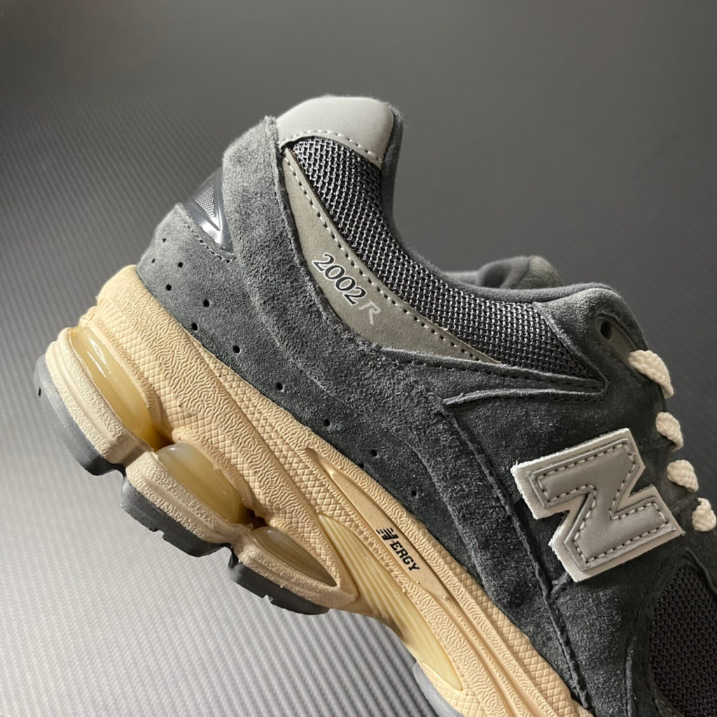 NEW BALANCE 2002R charcoal and grey