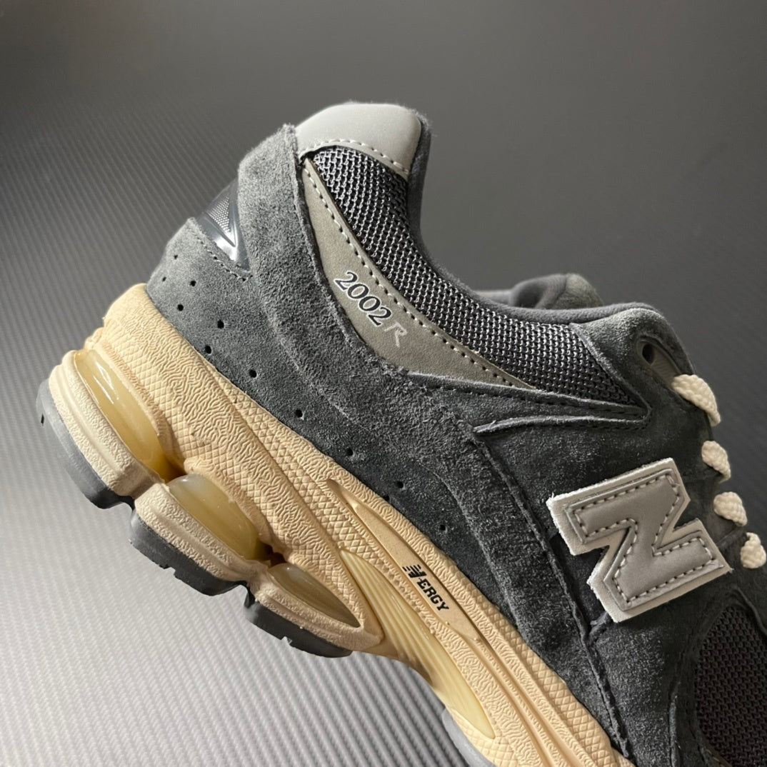 NEW BALANCE 2002R charcoal and grey