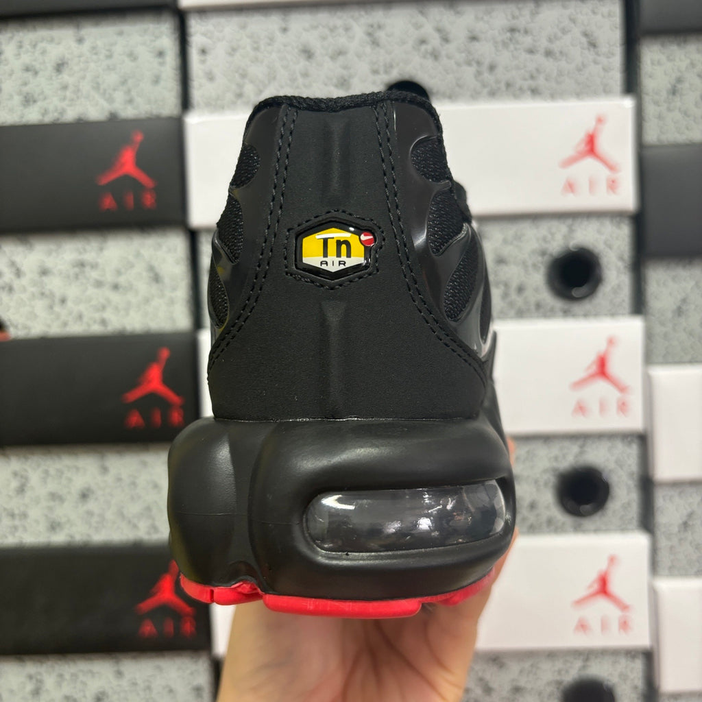 NIKE AIR MAX PLUS Black Red