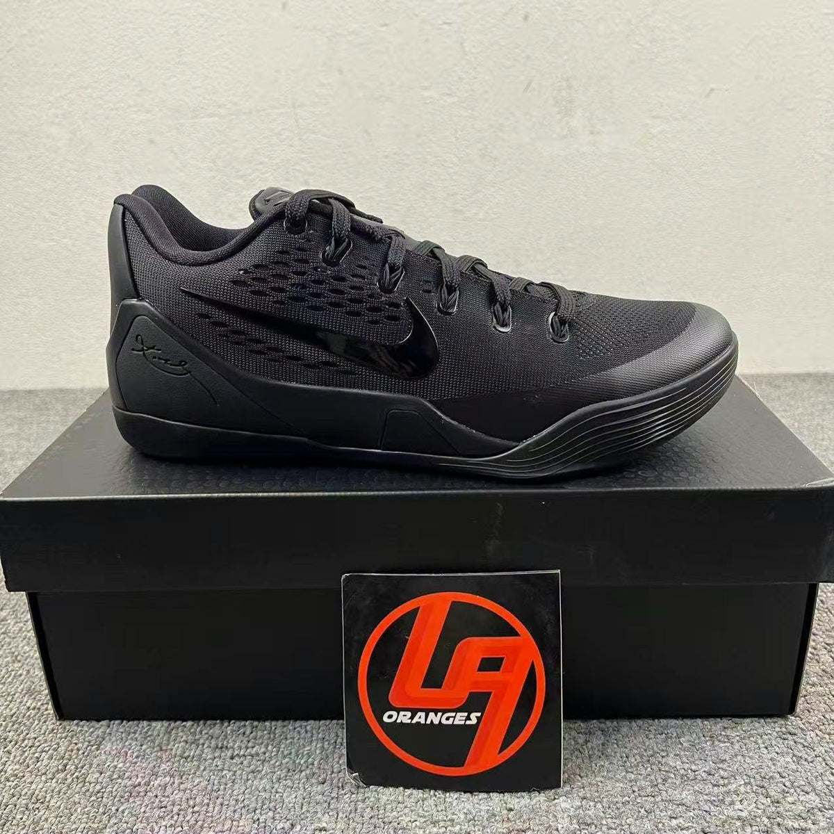 Kobe 9 EM low Protro Triple Black Blackout