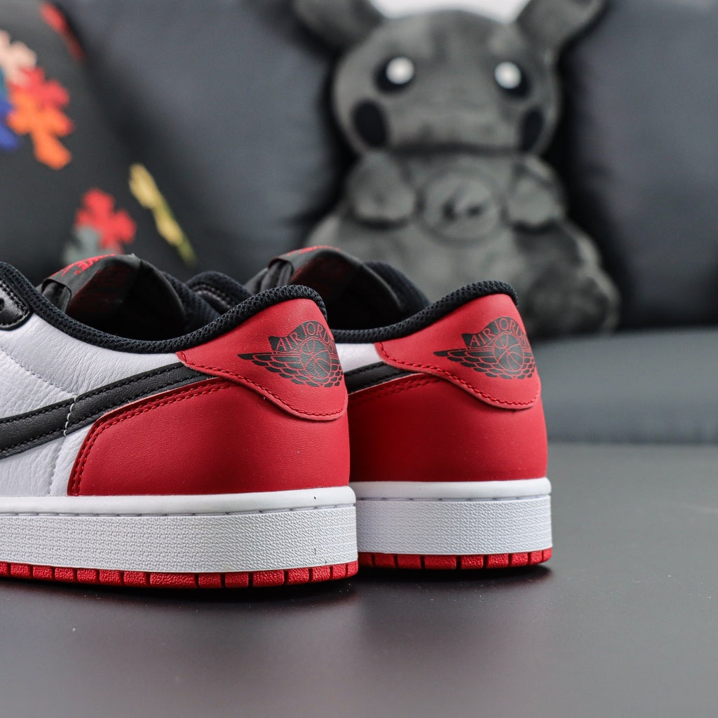 Jordan 1 Low OG 'Black Toe' 2023