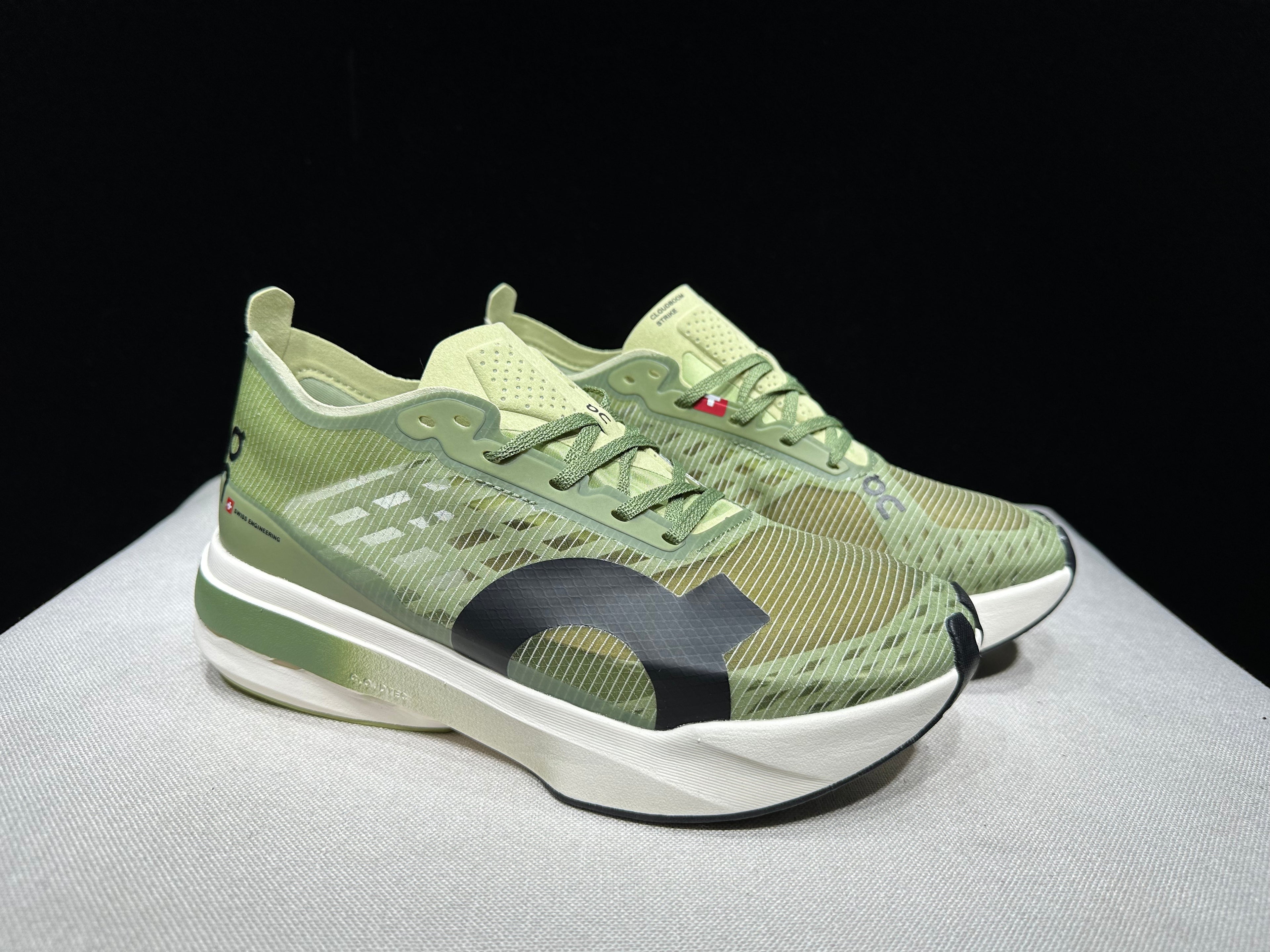 ON - Cloudboom Strike 'White | Green'