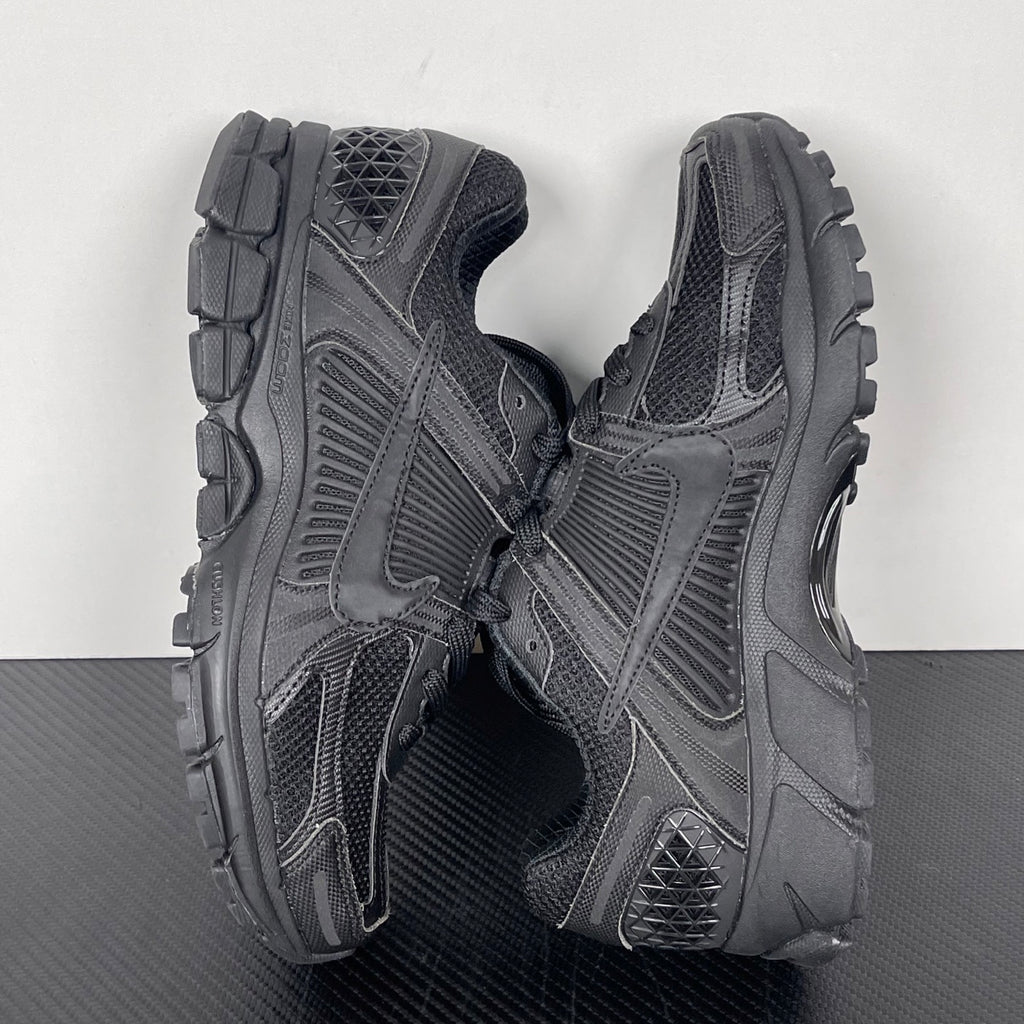 NIKE AIR ZOOM VOMERO 5 "Triple Black"
