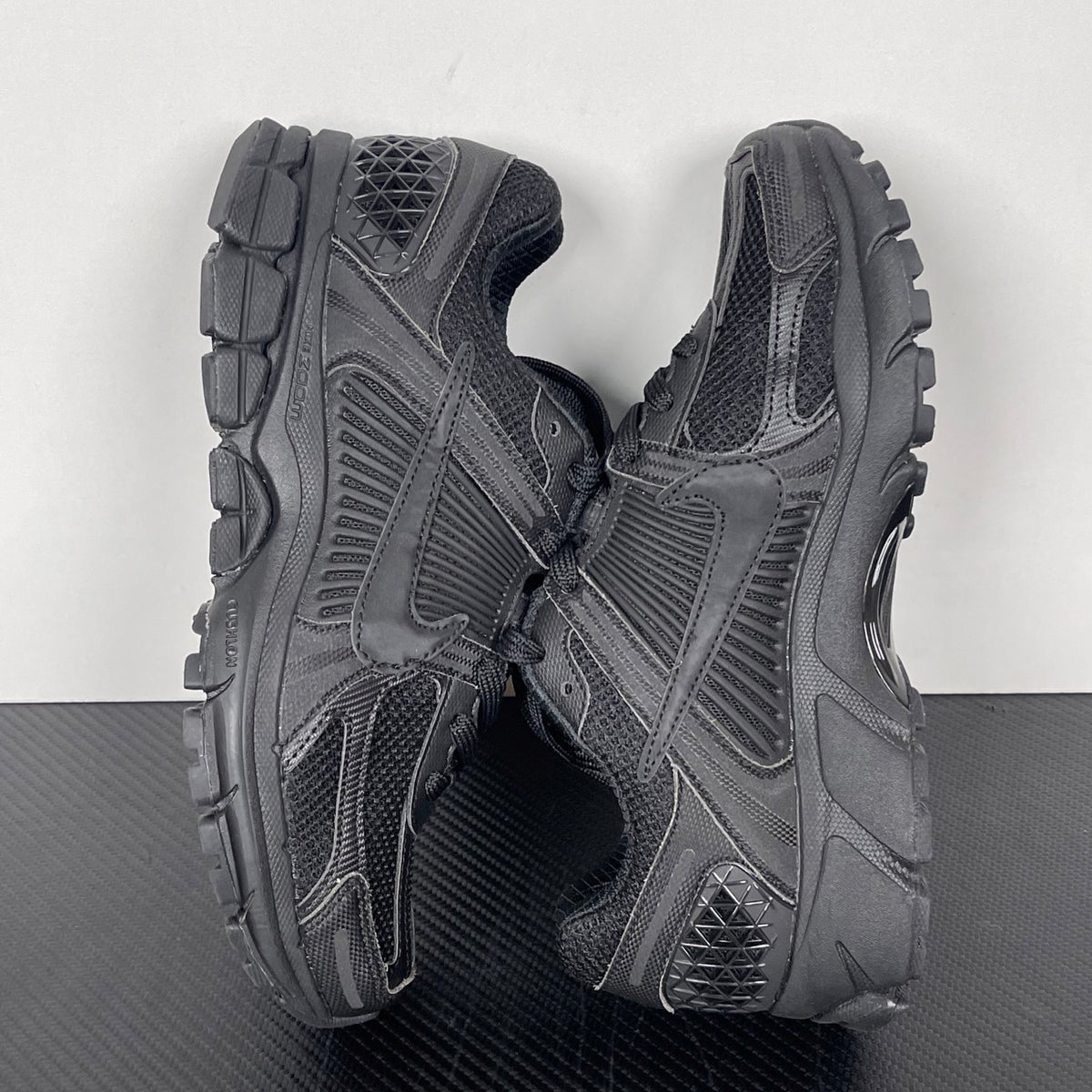 NIKE AIR ZOOM VOMERO 5 "Triple Black"