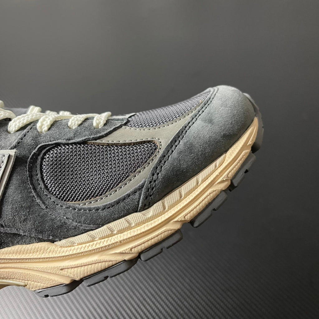 NEW BALANCE 2002R charcoal and grey