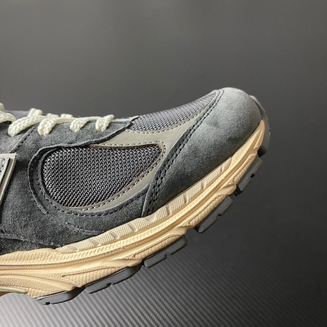 NEW BALANCE 2002R charcoal and grey