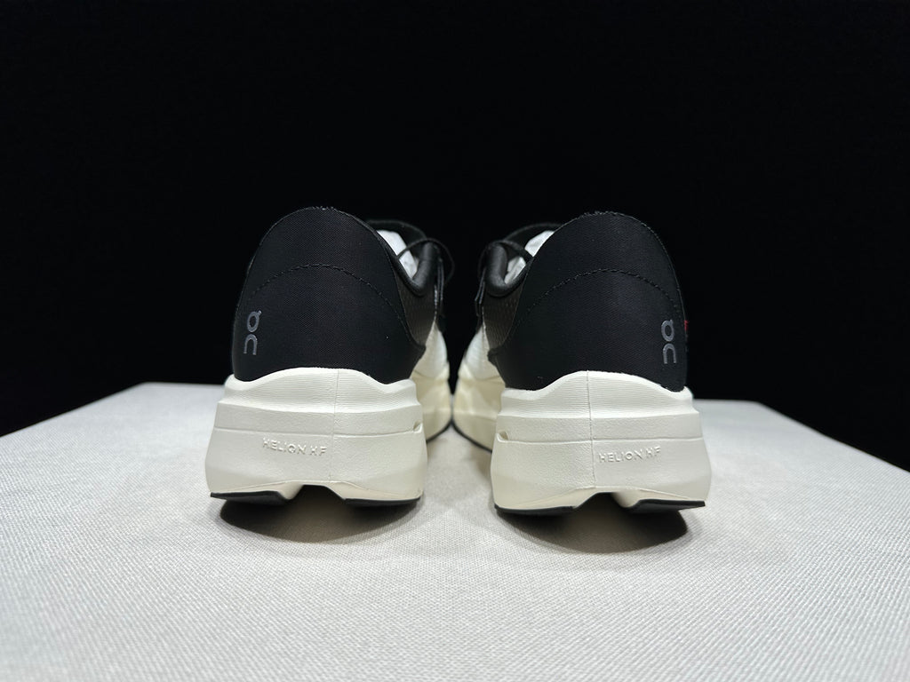 ON - CLOUDBOOM VOLT BLACK WHITE