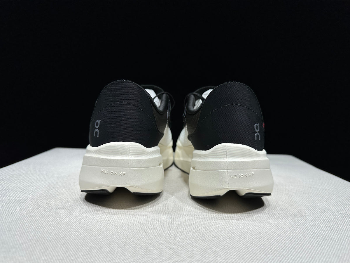ON - CLOUDBOOM VOLT BLACK WHITE