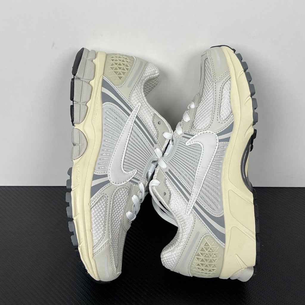 NIKE AIR ZOOM VOMERO 5  "Platinum Tint / Cashmere / Iron Grey / Photon Dust"