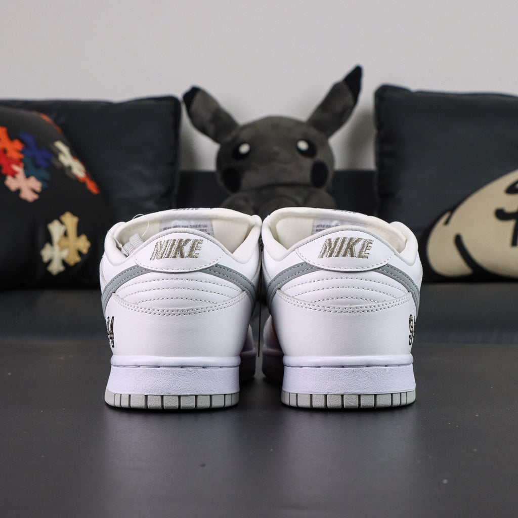 Nike SB Dunk  Low x Supreme "White Metallic Silver"