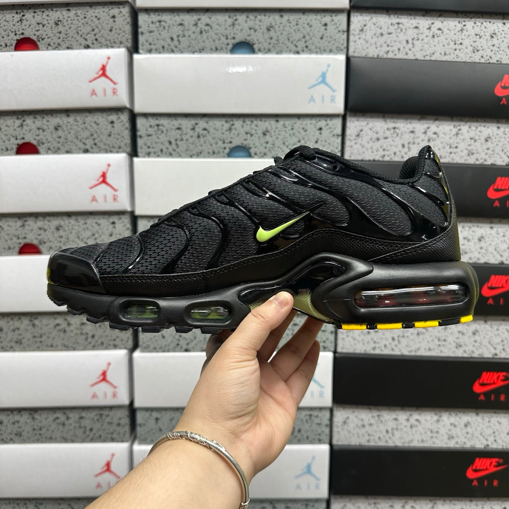 NIKE AIR MAX PLUS Black Volt Ice