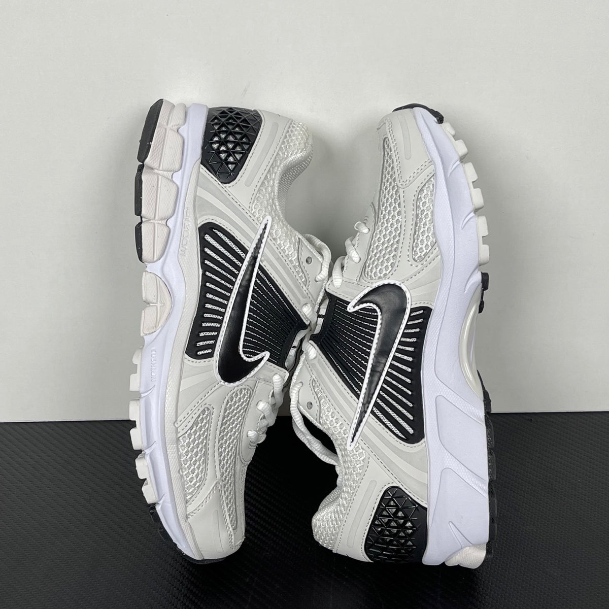 NIKE AIR ZOOM VOMERO 5 "White Black" "Panda"