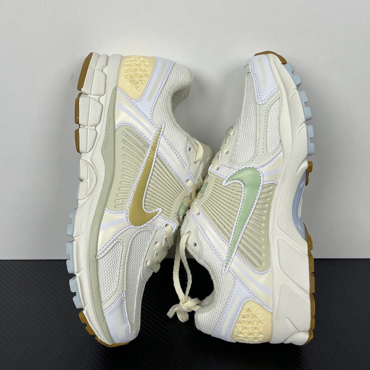 NIKE AIR ZOOM VOMERO 5 "Sail Buff Gold" cream and white mesh upper, buff gold Swoosh