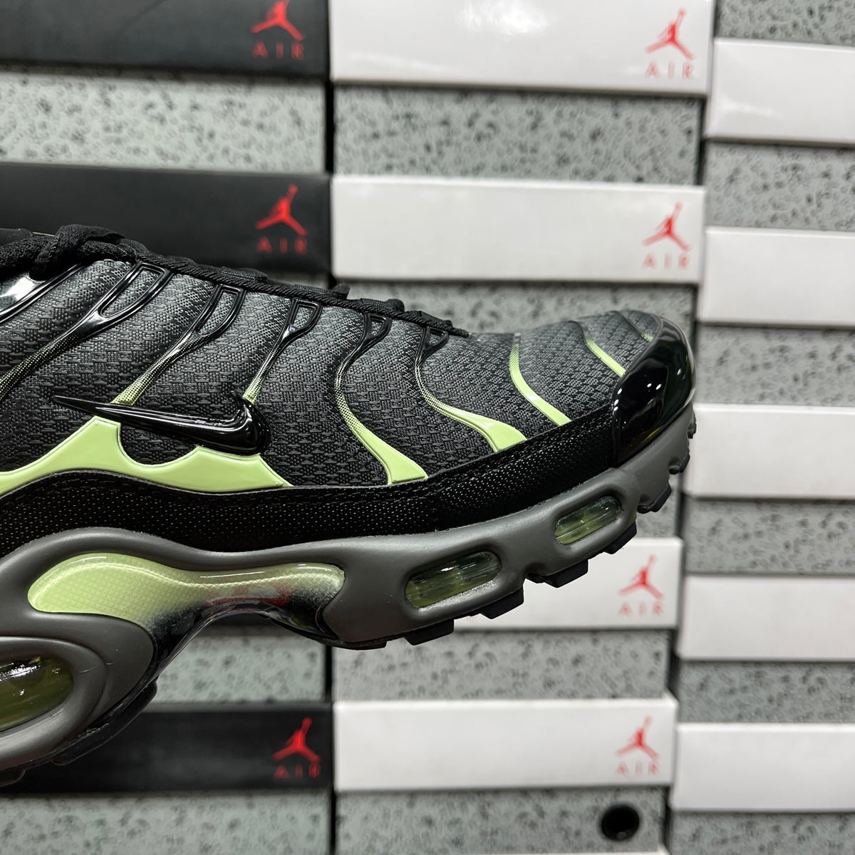 NIKE AIR MAX PLUS Iron Grey Light Liquid Lime Black