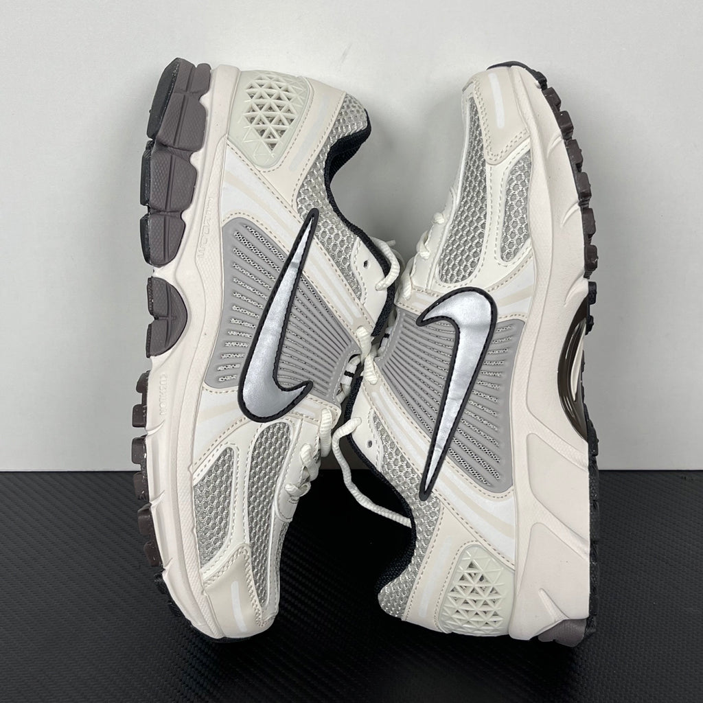 NIKE AIR ZOOM VOMERO 5 Phantom / Metallic Platinum – Light Iron Ore