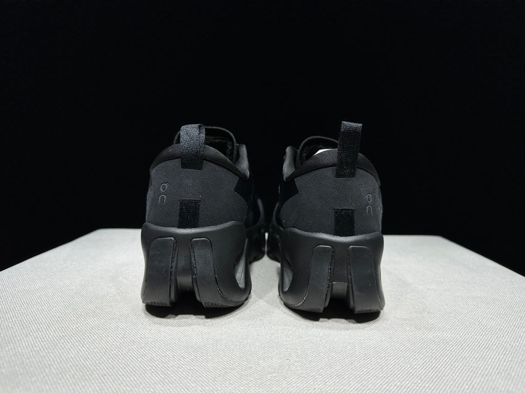 ON - KITH K TECH 1 TRIPLE BLACK