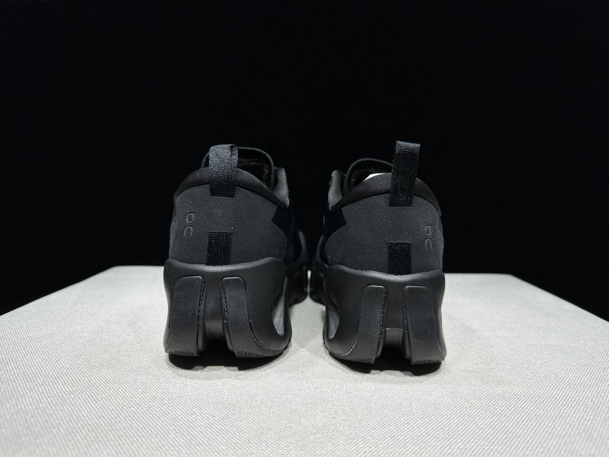 ON - KITH K TECH 1 TRIPLE BLACK