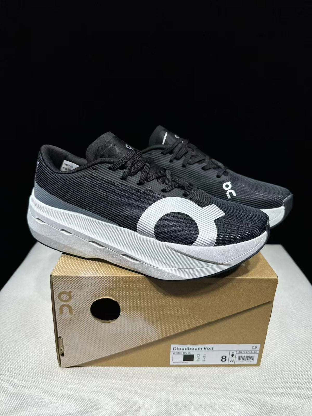 ON - CLOUDBOOM VOLT BLACK WHITE LOGO