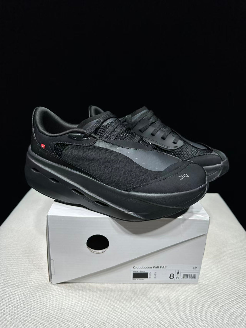 ON - CLOUDBOOM VOLT ALL BLACK