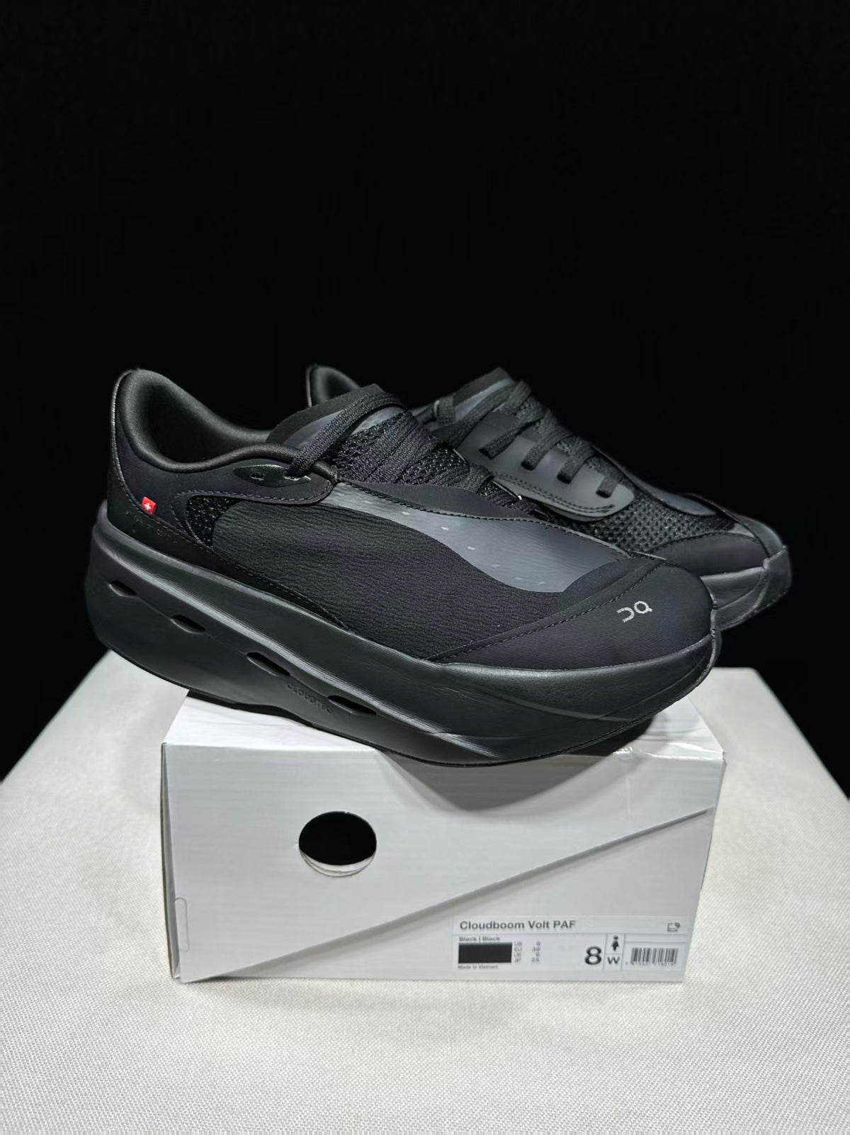 ON - CLOUDBOOM VOLT ALL BLACK