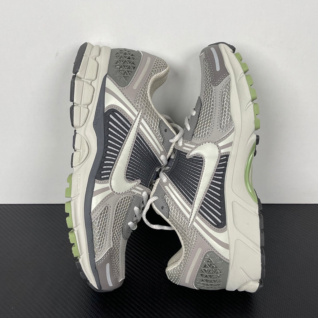 NIKE AIR ZOOM VOMERO 5 "Cobblestone / Flat Pewter"