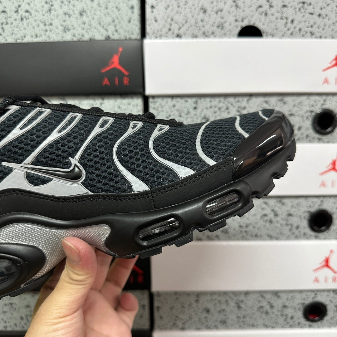 NIKE AIR MAX PLUS Black Reflective Silver
