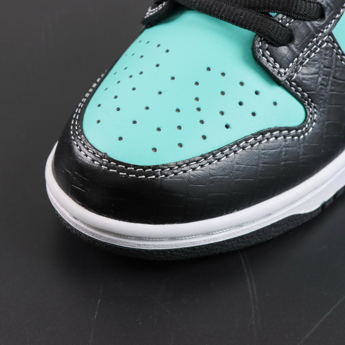Nike SB Dunk Low Pro x Diamond Supply Co. "Tiffany"