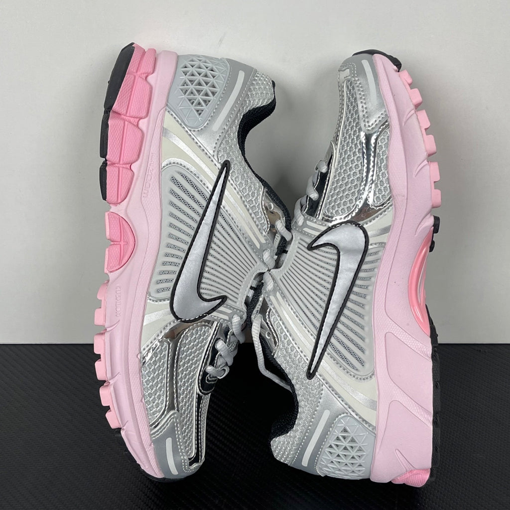 NIKE AIR ZOOM VOMERO 5 "Photon Dust / Metallic Silver / Pink Foam"