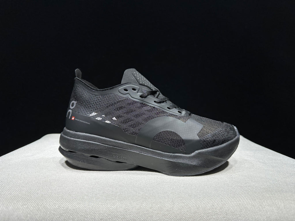 ON - Cloudboom Strike 'Black | Black'