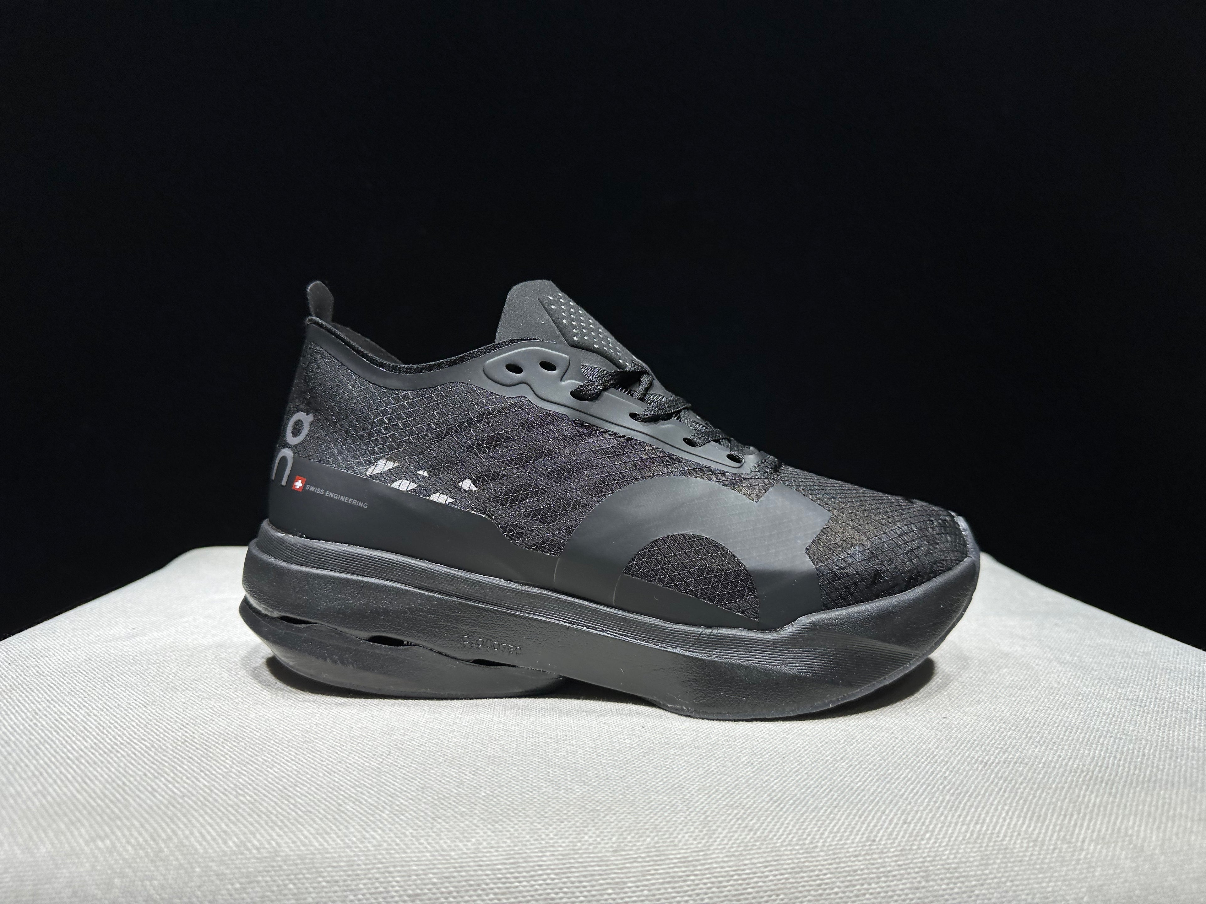 ON - Cloudboom Strike 'Black | Black'