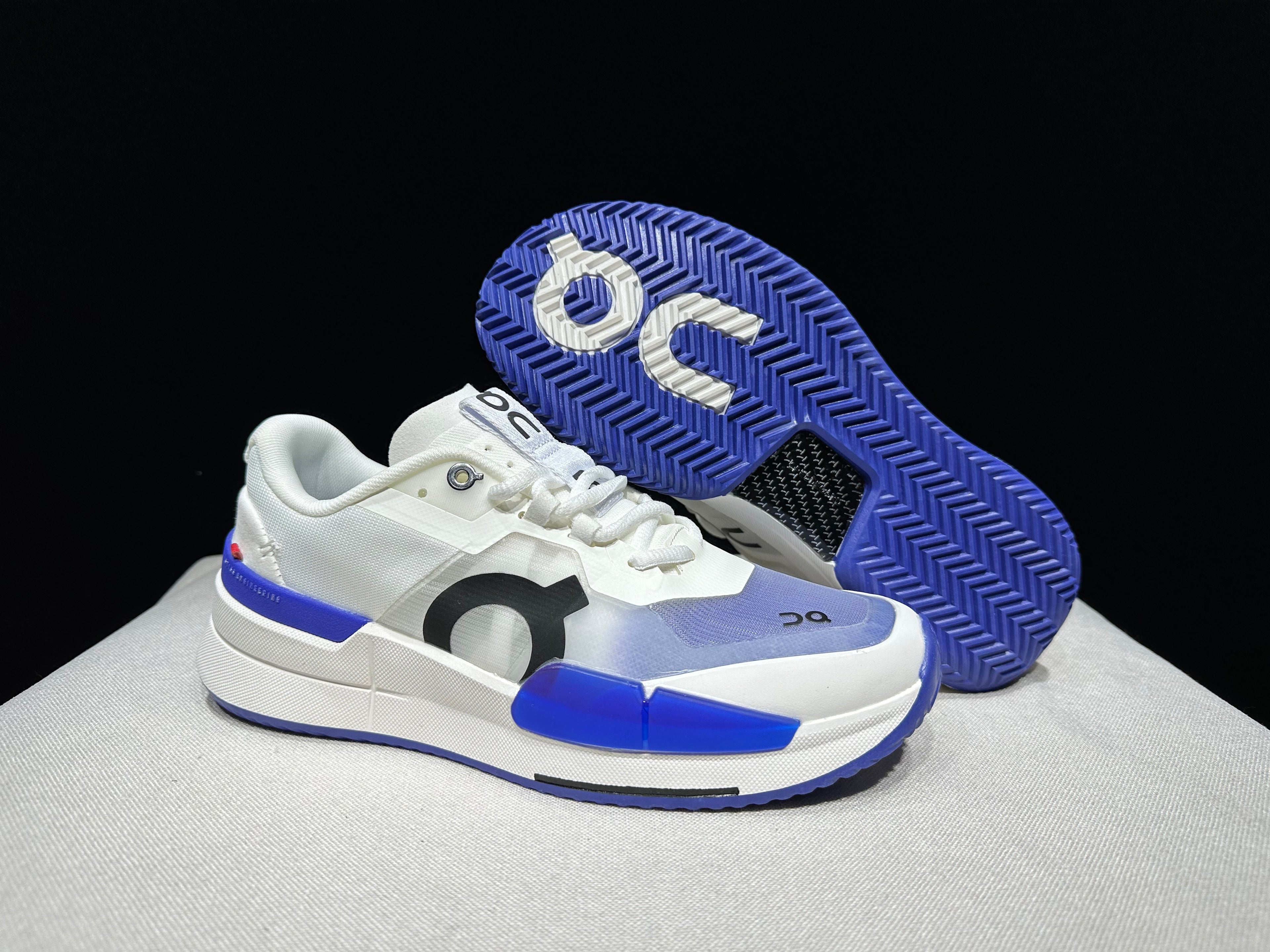 THE ROGER Pro 2 'White | Indigo'