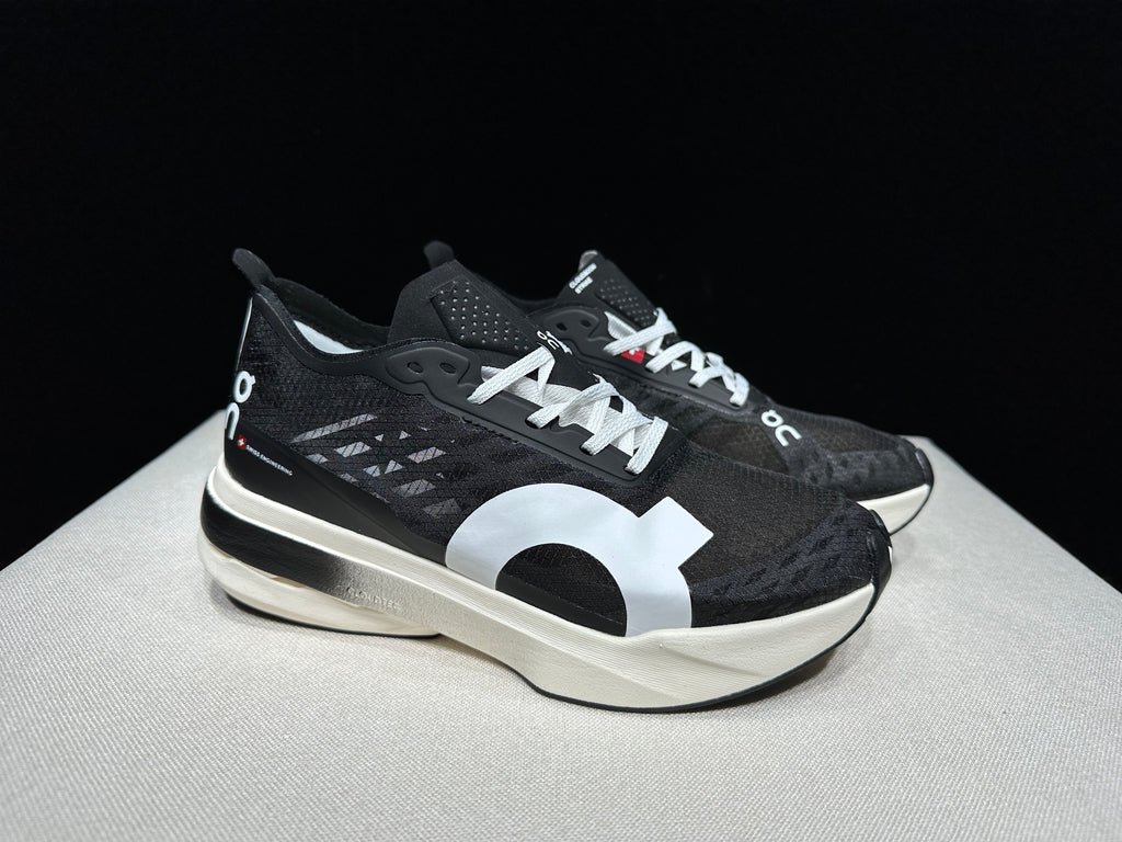 ON - Cloudboom Strike 'Black | White'