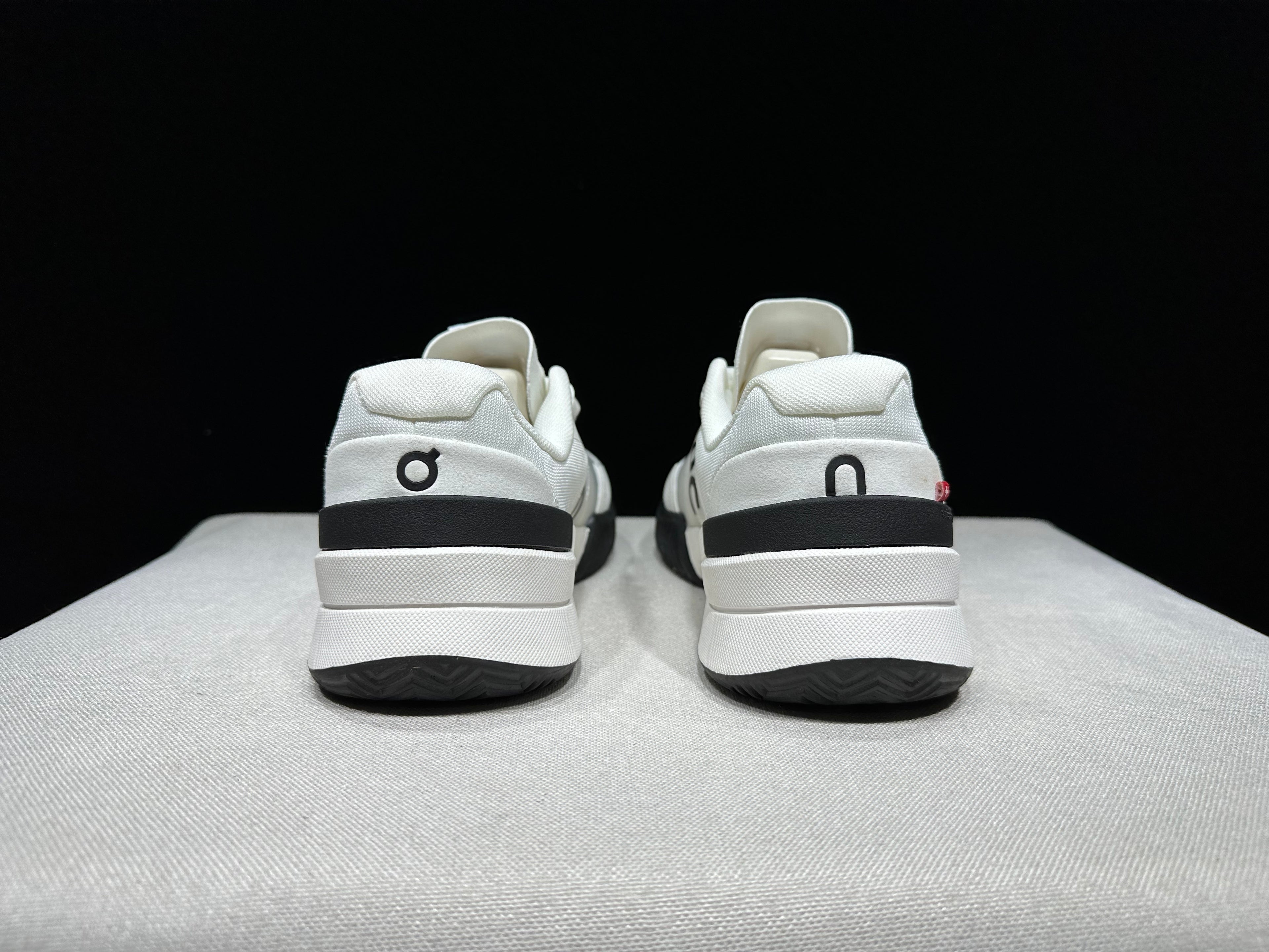 THE ROGER Pro 2 'White | Black'