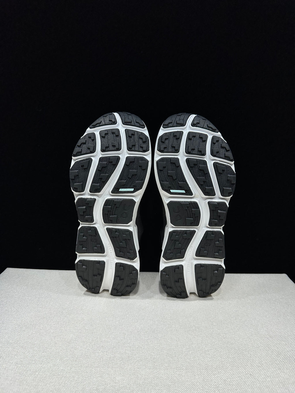 ON - CLOUDSOMA BLACK WHITE