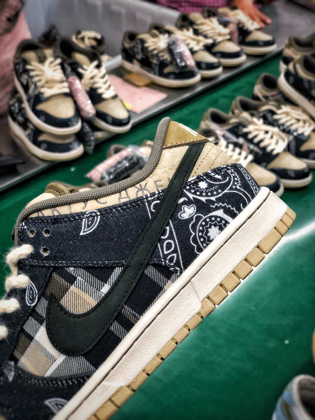 Nike SB Dunk  Low Travis Scott ("Cactus Jack")
