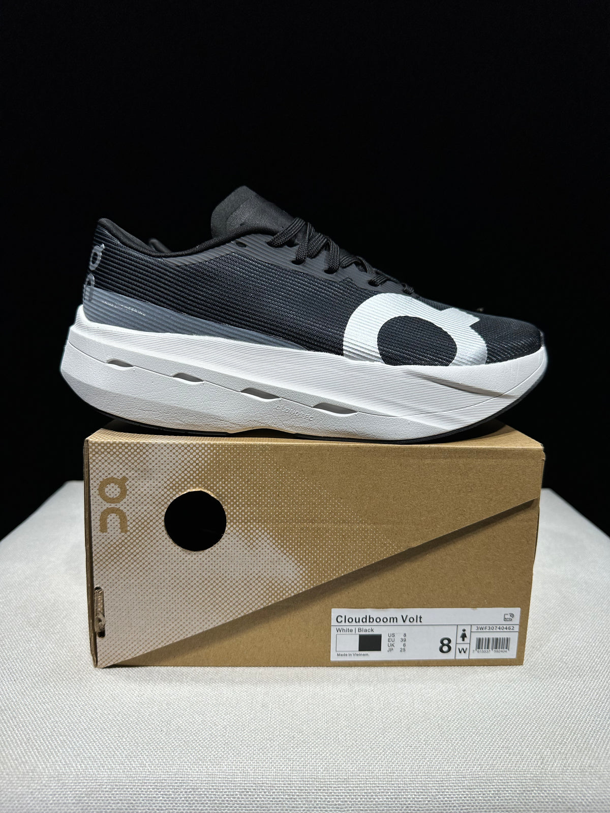ON - CLOUDBOOM VOLT BLACK WHITE LOGO