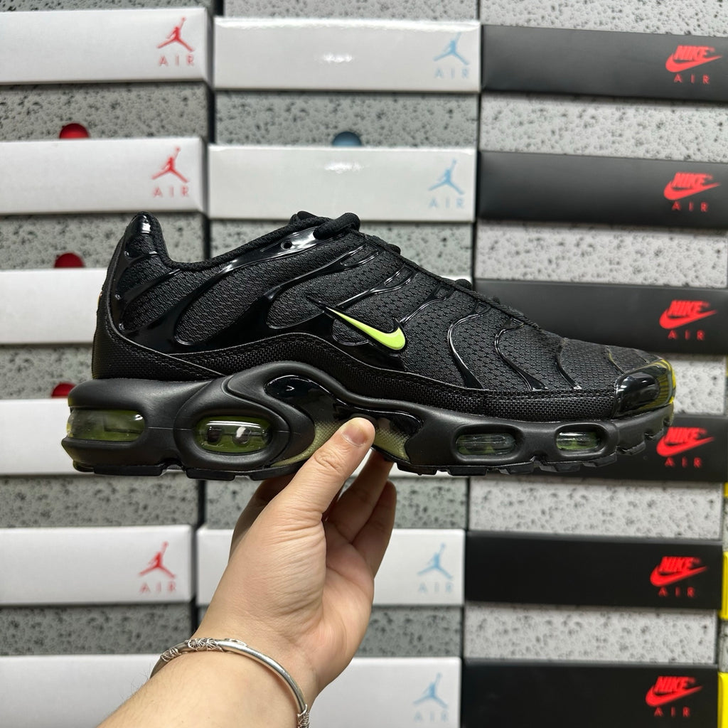 NIKE AIR MAX PLUS Black Volt Ice