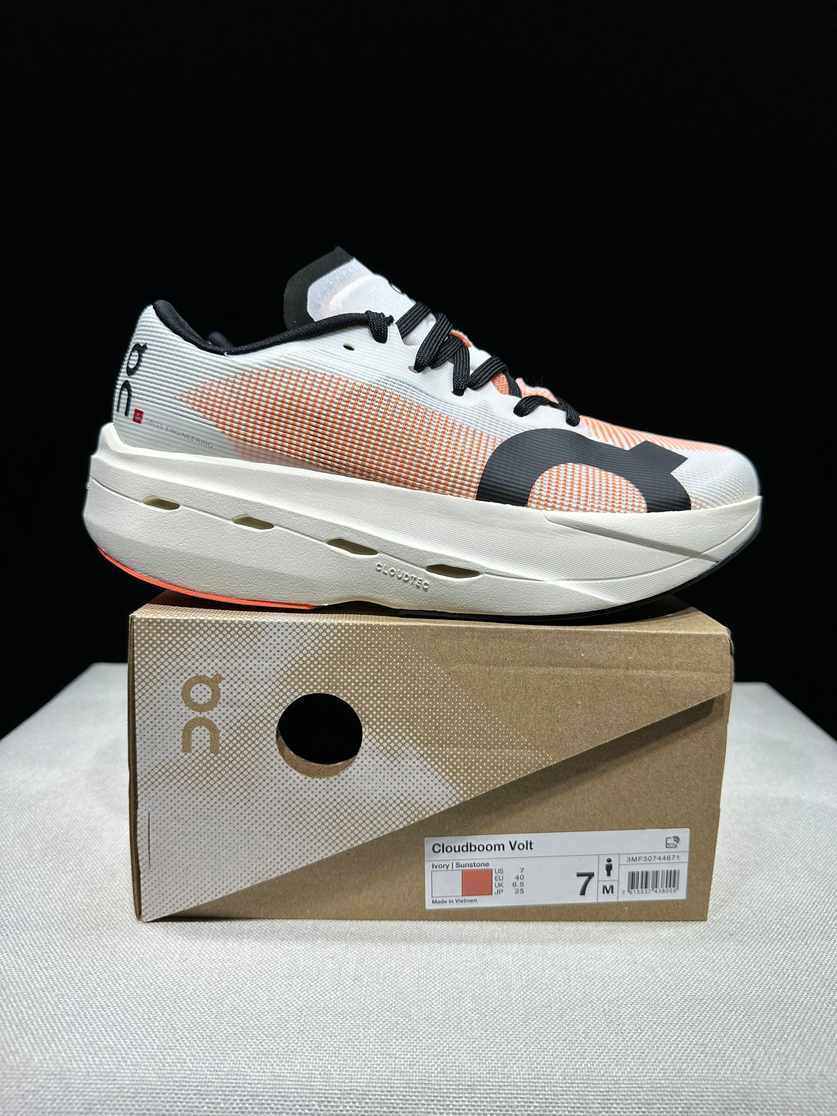 ON - CLOUDBOOM VOLT IVORY SUNSTONE
