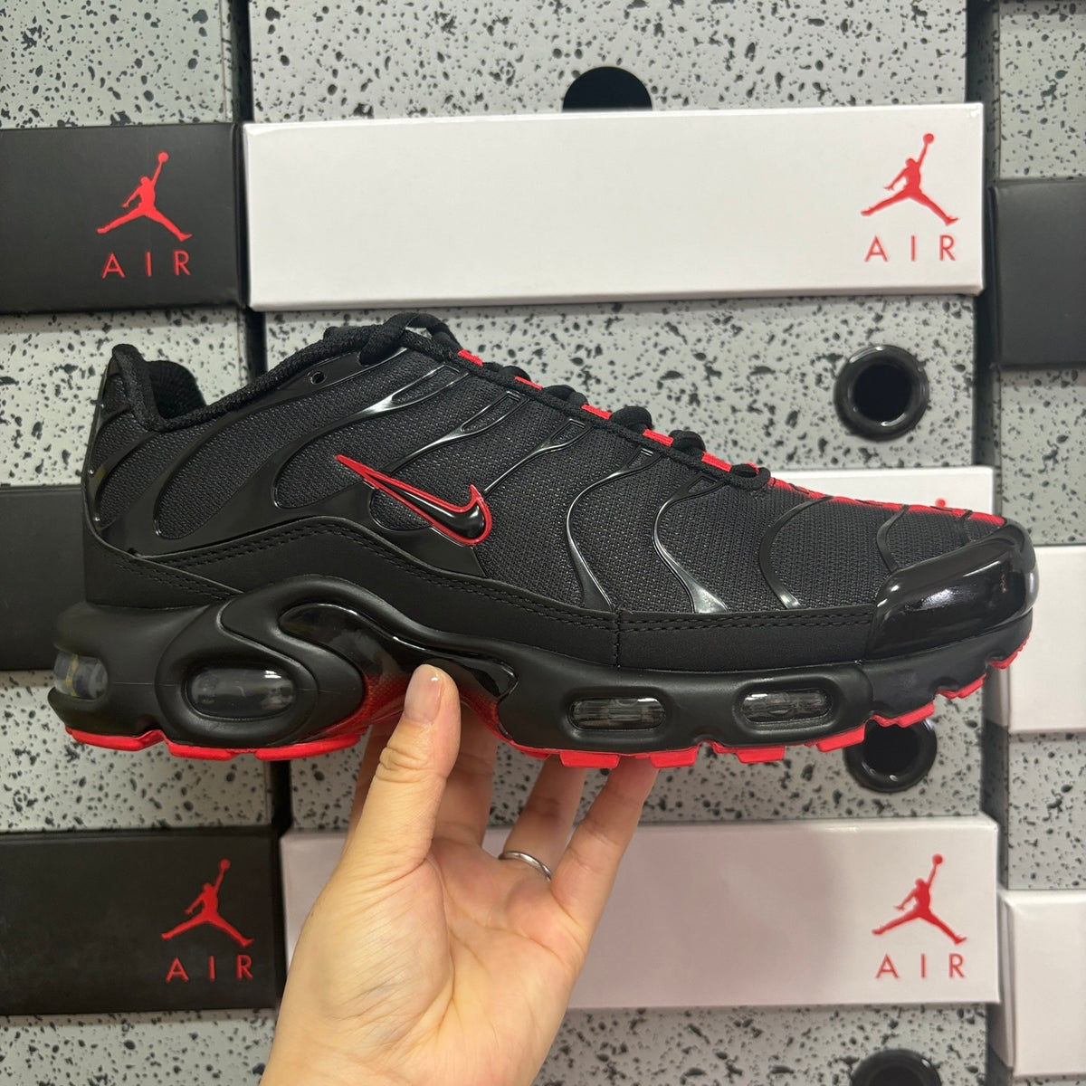 NIKE AIR MAX PLUS Black Red
