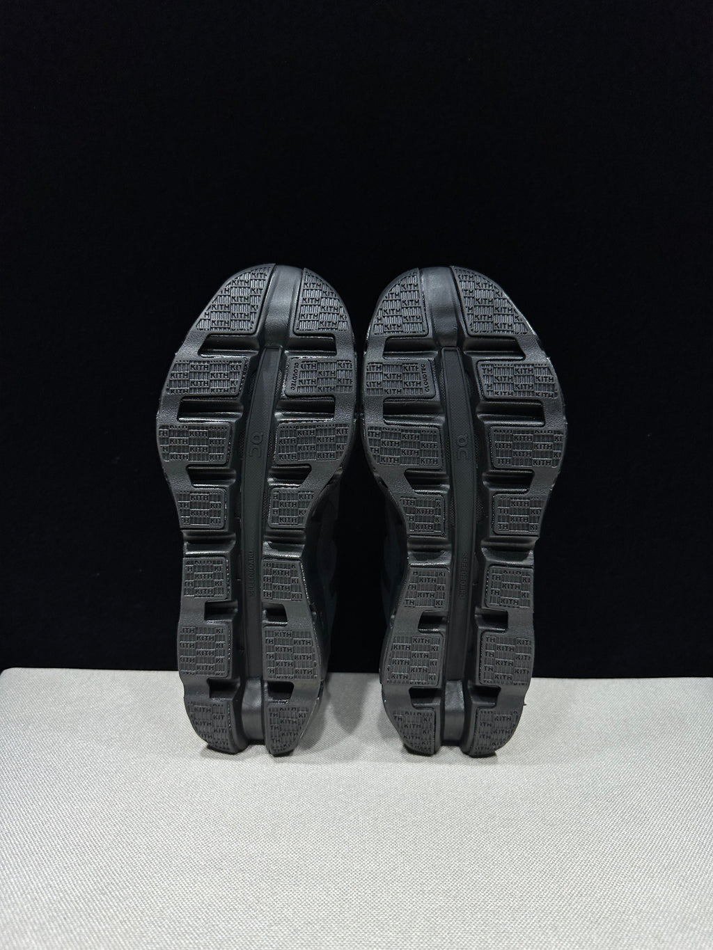 ON - KITH K TECH 1 TRIPLE BLACK